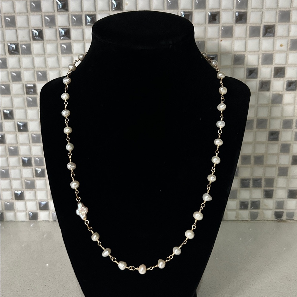 Elegant Pearl and Gold Necklace